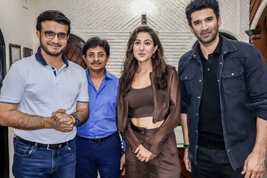 (left to right) Sourav Ganguly, Snehasish Ganguly, Sara Ali Khan and Aditya Roy Kapur