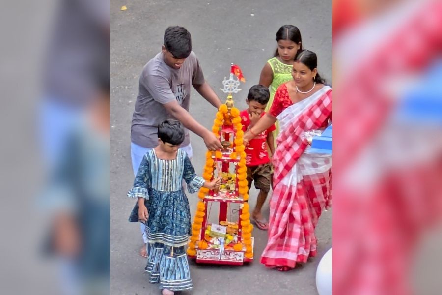 A family pulls a small ‘rath’ in Mukundapur  
