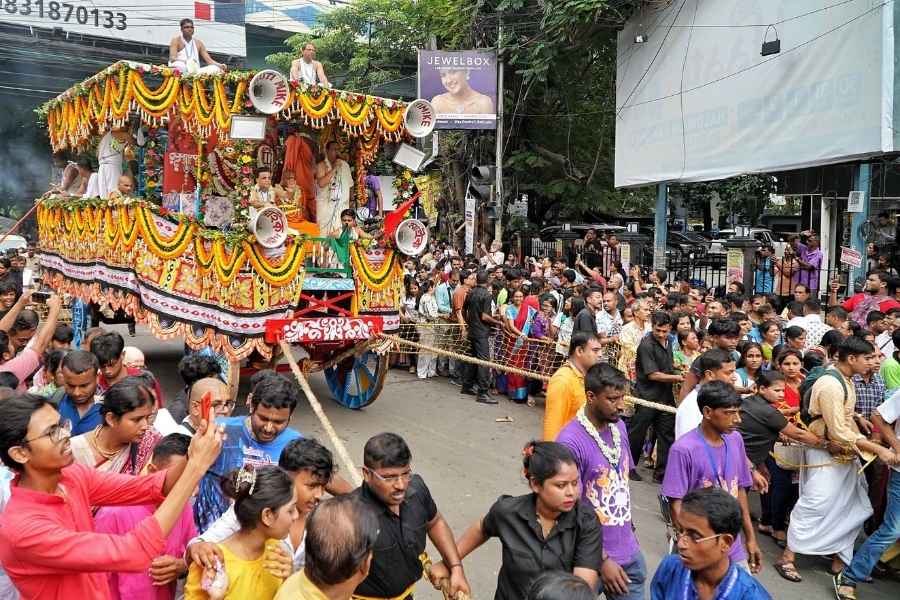 The ISKCON ‘rath’ starts its journey from Minto Park 