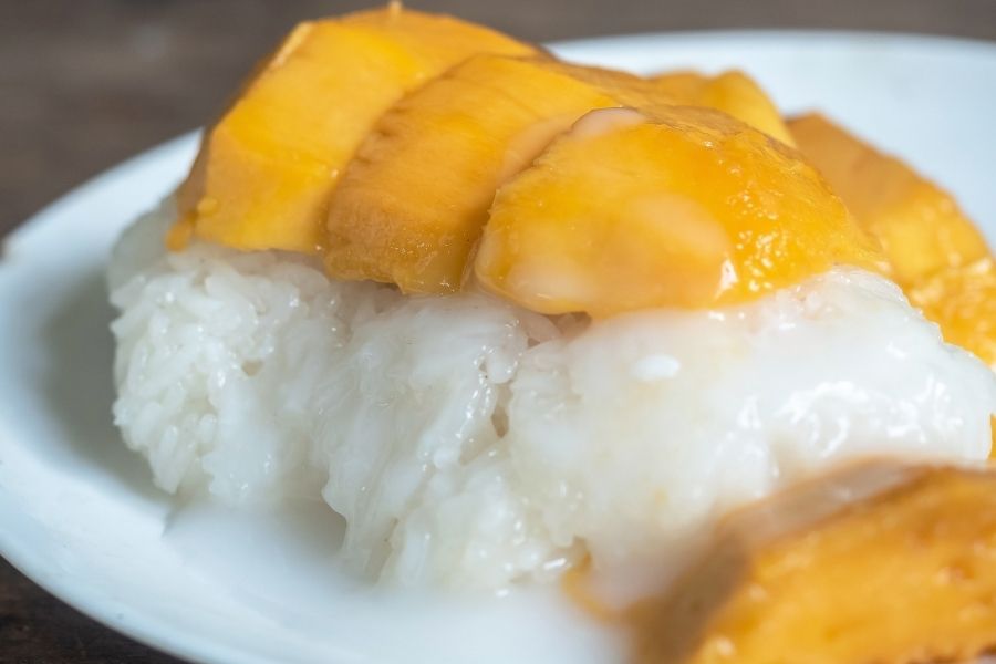 Mangoes are rich in vitamins A and C, potassium, fibre and antioxidants. Milk adds calcium, protein and essential vitamins, while rice serves as a carbohydrate-rich energy source