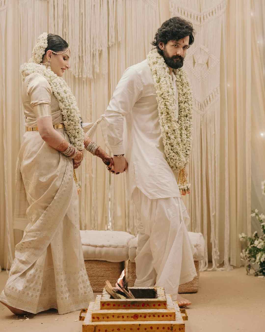 Akhil and Zainab held hands as they took their ‘pheras’. 