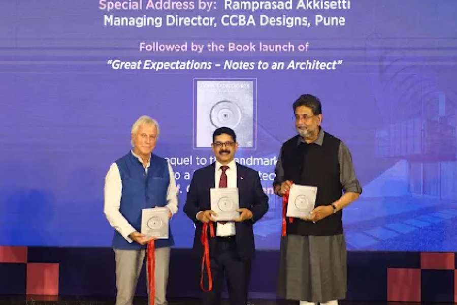 (L-R): Peter Stutchbury, acclaimed Australian architect; Ramprasad Akkisetti, managing director, CCBA Designs, Pune; Harshavardhan Neotia, chairman of Ambuja Neotia Group