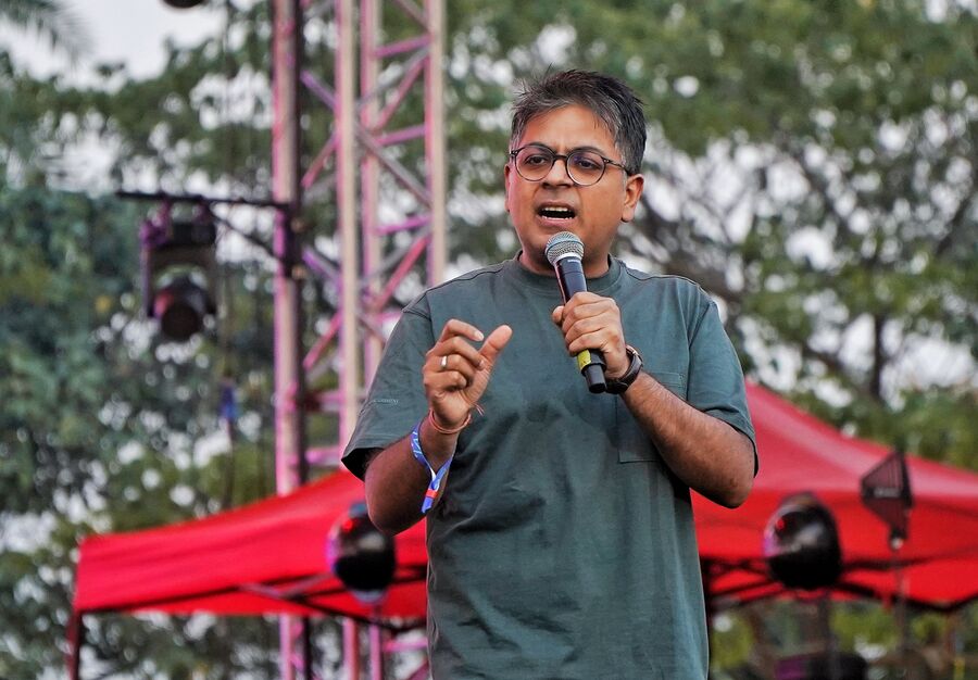 The evening kickstarted on a humorous note with Bengal boy comedian Abijit Ganguly tickling some funny bones