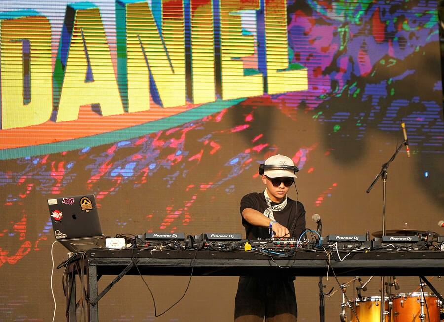 The sundowner took off with DJ Gary Daniel playing some vibrant beats and dynamic music 