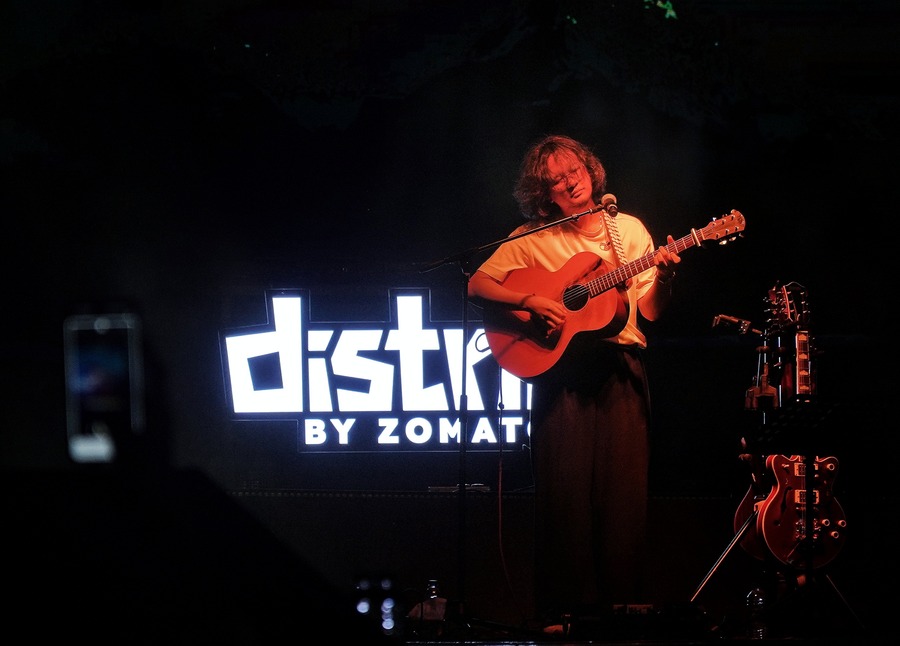 Up next, Taba Chake, a Nyishi finger-style guitarist and singer-songwriter from Mumbai, took to the stage. The audience waved their hands in the air to his hit songs from his album ‘Bombay Dreams’