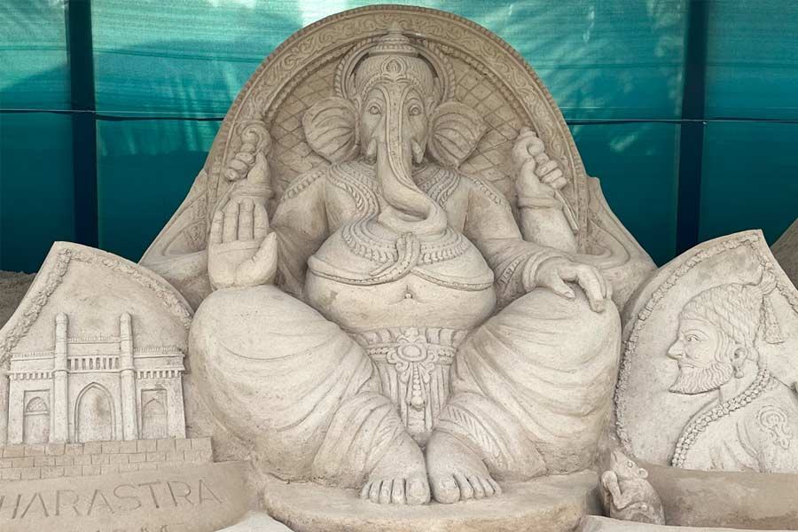 Maharashtra tourism is also featured – with sculptures showing Ganesh Chaturthi, Chattrapati Shivaji and the Gateway of India