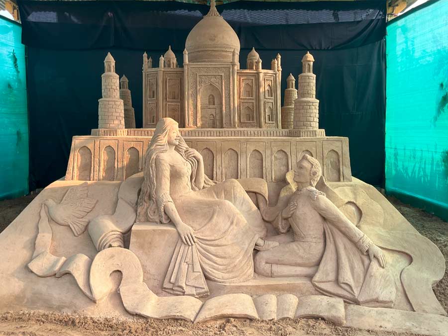 The Taj Mahal, carved in sand, portrays Shah Jahan and Mumtaz