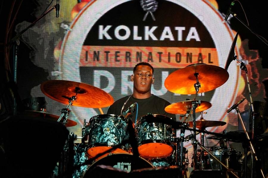 Shariq Tucker, a gospel drummer from New York, was in Kolkata for the first time. Speaking to My Kolkata ahead of the event, he said, “I had the opportunity to meet Zakir Hussain once. The advice I took from him was to remain focussed and keep producing music. To be performing at an event that pays tribute to him makes me excited and nervous at the same time.” Speaking about his experience in the city, he said, “I love the food and culture I have been indulging in. I went to Skinny Mo’s Jazz club and I also had phuchka, which for me was the highlight of my trip.”