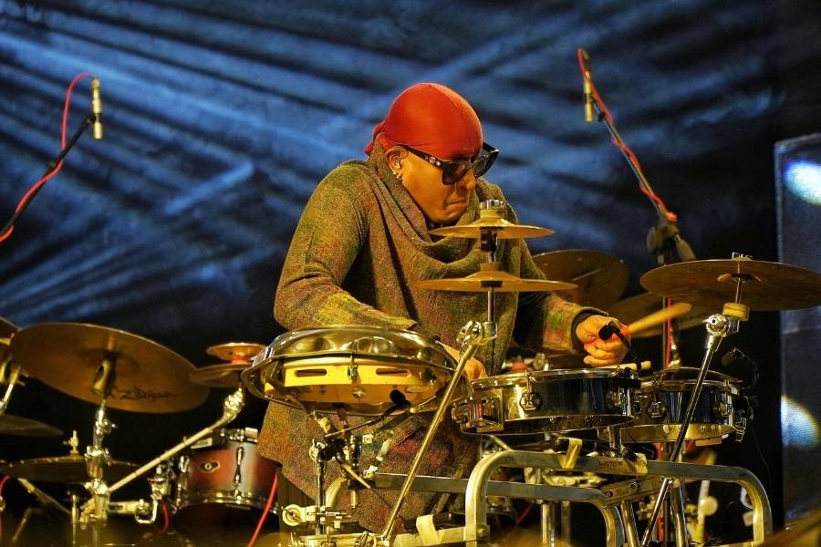 The show stopper for the event was Sivamani, who walked in playing a Kanjira before moving on to the drums – showing his skills on a wide range of instruments. The performer had the audience on their feet by the time his set was done