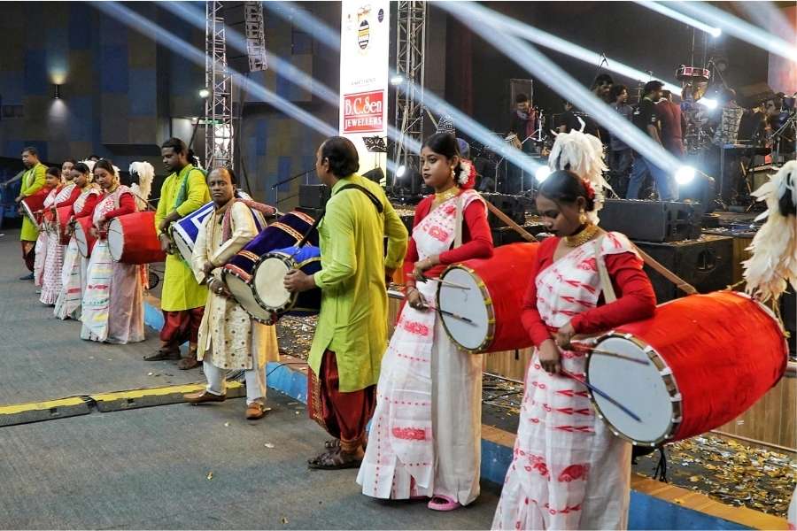Gokul Chandra Das brought his troupe of dhaakis, making the Nazrul Manch resonate to the joyous sounds of dhaaks