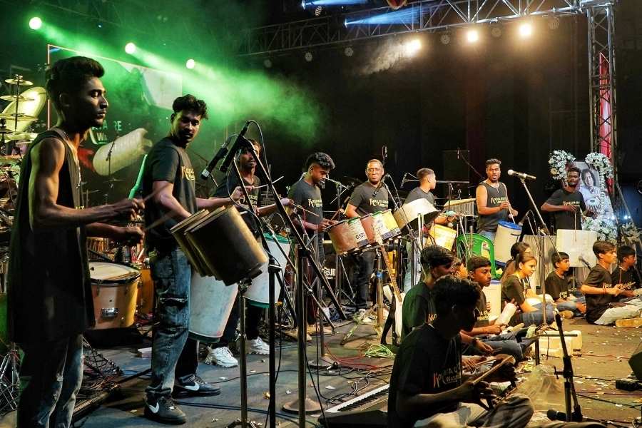Sanjoy Mondal and his troupe put on quite the show, with 17 musicians taking to the stage with a variety of instruments to create an instrumental symphony