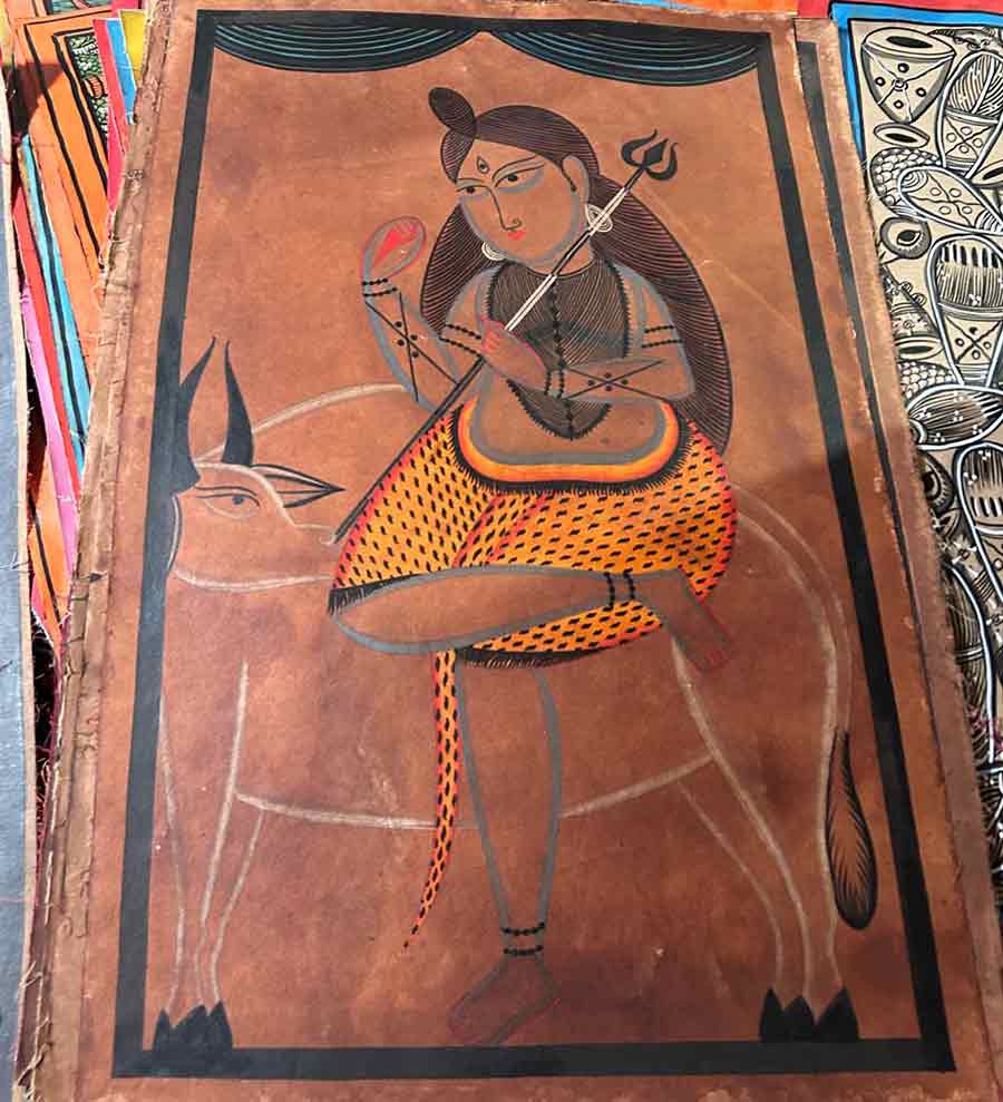 Art aficionados can buy paper or cloth scrolls in their original form, or can also get framed artworks. The colours used in the ‘patachitras’ are organic, made from hibiscus, turmeric, grass, and so on