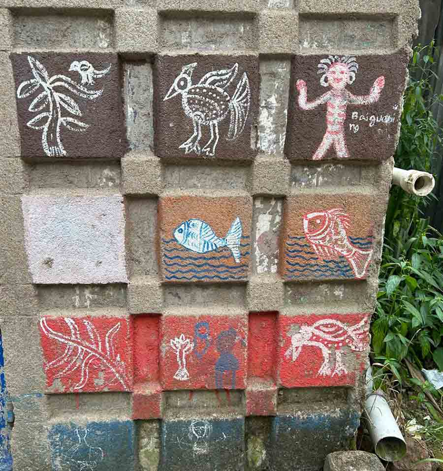 Walking around the village, one can see artistic brick adorning the walls of the modest homes of the artists. Another feature intrinsic to Nayagram is the heritage of ‘pala gaan’, sung by the artists about mythological history. The songs, a part of oral history, are sung while painting the scrolls, as well as to entertain visitors