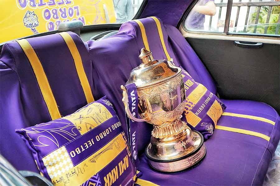 Arriving in a yellow taxi, the trophy was received with pomp and grandeur as it made its way to the lobby of the ABP office. The cab looked quite special. With ‘Knight Mobil’ written on its bonnet, both sides of the iconic yellow Ambassador had ‘Ami KKR’ written on with Kolkata-based motifs painted around the car with a purple hue