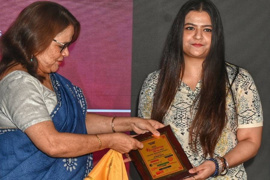 Mohini Bose, director of Bengal Dhaba and The Bar & Lounge & Chinese Quisine being felicitated