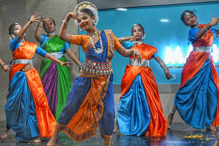 The event brought together students from four mainstream schools — Mahadevi Birla World Academy, Sri Sri Academy, Loreto Convent Entally, and Garden High School, alongside the students of Manovikas Kendra