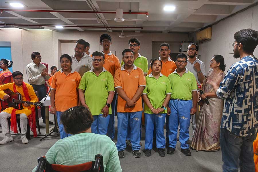 The programme commenced with a song by the students of Manovikas Kendra, welcoming spring and setting the stage for vibrant performances to follow