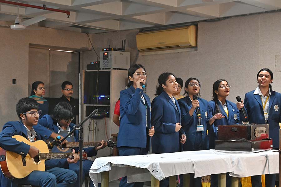 Mahadevi Birla World Academy students blended poetry recitals with folk-style singing, evoking the essence of the spring breeze and the fragrance of blooming flowers. Teachers from the school then took to the stage with a spirited dance performance 