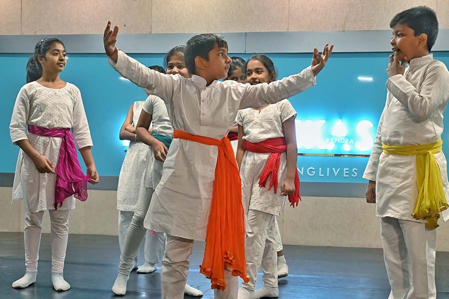 Sri Sri Academy followed, with a musical drama performance that illustrated the symbolism that lies in each colour and the beautiful blending of these colours to bring about the harmony of the festival