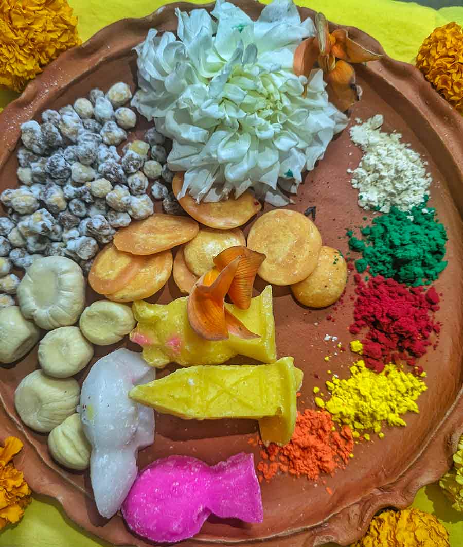 If ‘gujiyas’ and ‘kheer’ are for Holi, Dol Purnima has the colourful ‘maths’ and ‘phootkarai’. My Kolkata shares a morsel of nostalgia ahead of Dol Purnima this year  