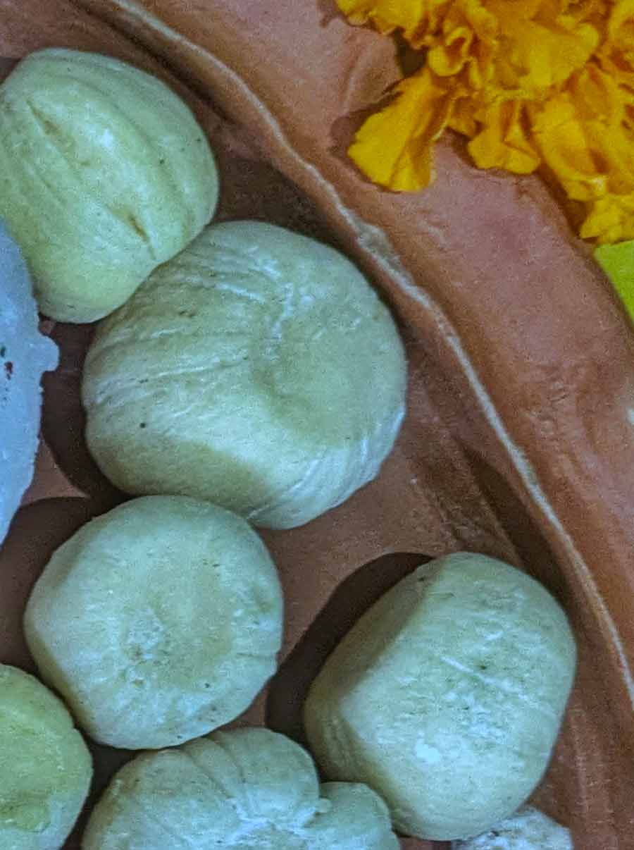 Kadma is another sweet treat that is very similar to the macaron. It is made of sugar and is very light. Bite into this, and feel it melt in your mouth