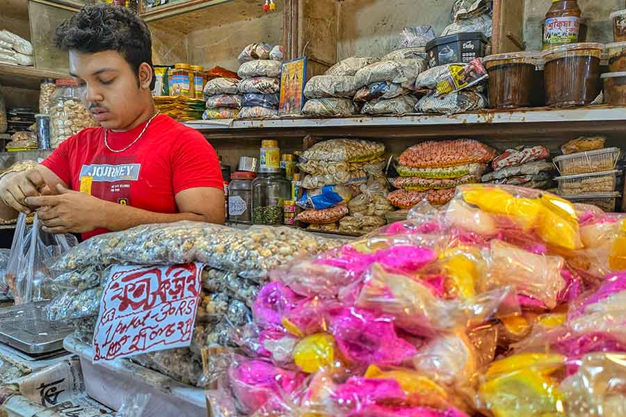 Ahead of Dol Purnima, these treats can be found in any ‘mudikhana’ in Bengal. These are offered to the deities along with a little ‘gulal’ or ‘abir’, and then distributed as prasad