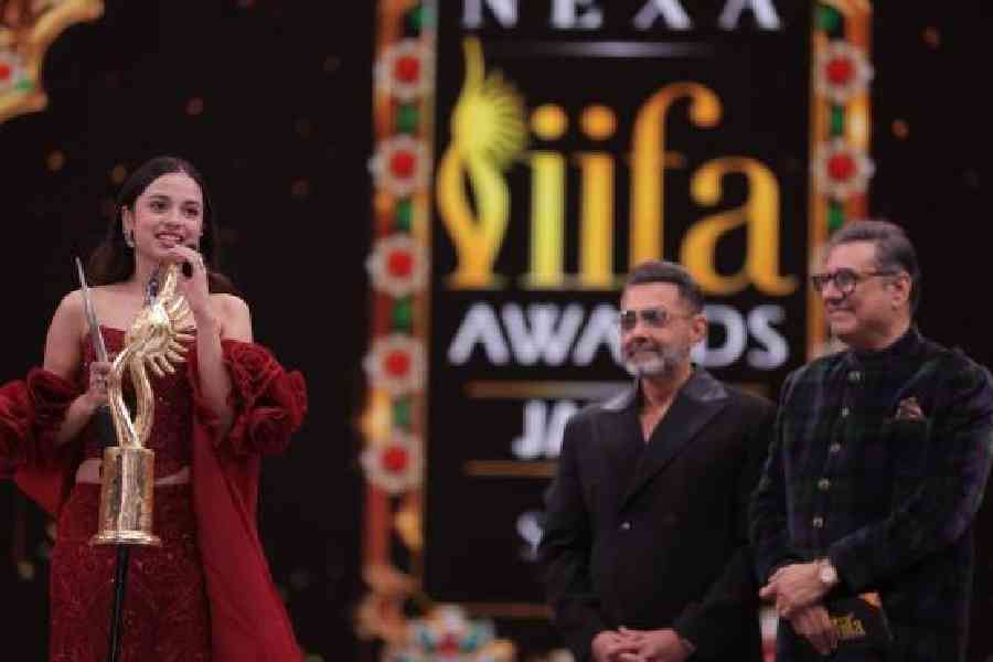 An overwhelmed Nitanshi Goel was presented the Best Actress in a Leading Role award for Laapataa Ladies by actors Bobby Deol and Boman Irani