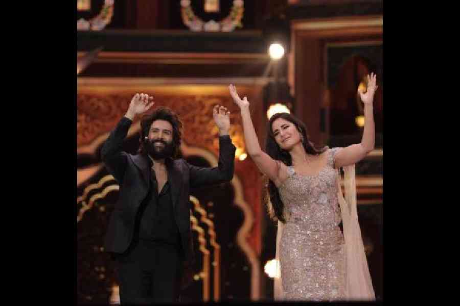 Kartik Aaryan and Katrina Kaif doing the Bhool Bhulaiyaa step