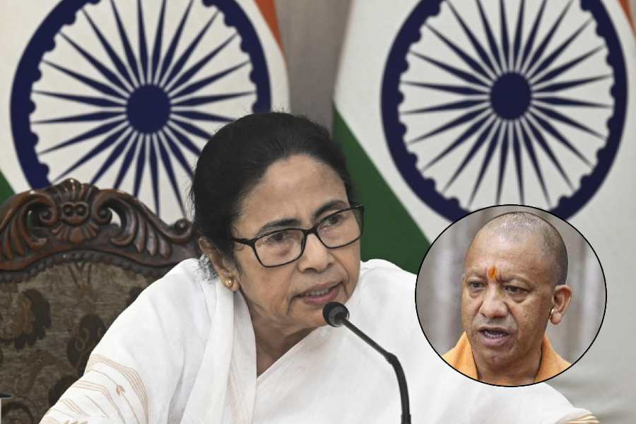 Yogi Adityanath (L) and Mamata Banerjee