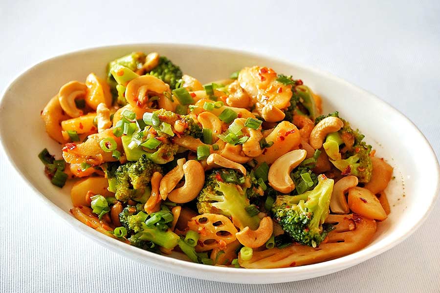 It was the turn of the vegetarian dishes to surprise us. The first was a Dragon Style Broccoli with Water Chestnut and Lotus Stems. The overall dish was full of textures. The crunchy water chestnut, lotus steam and cashews made a flavourful combination. The dish was mildly sweet