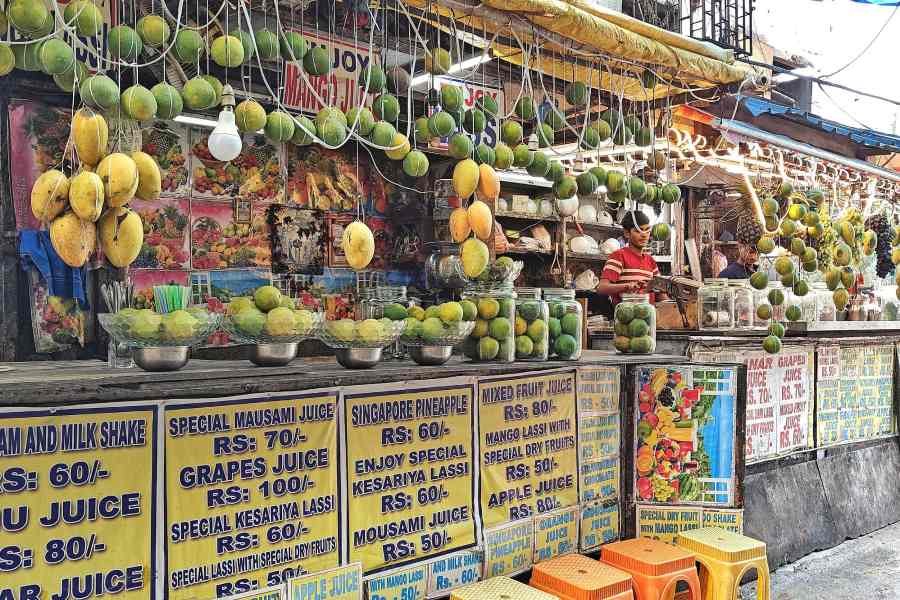 The mercury has already touched the 35˚C mark, putting us all at risk of dehydration. If you are heading out, and need to grab a quick refreshing drink, Kolkata’s streets are bursting with options