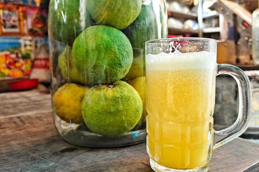 Fruit juice is the best bet on a sultry day. Freshly extracted sweet lime (mausambi) juice is widely available in Kolkata. If you spot a juice shop, just grab a glass!