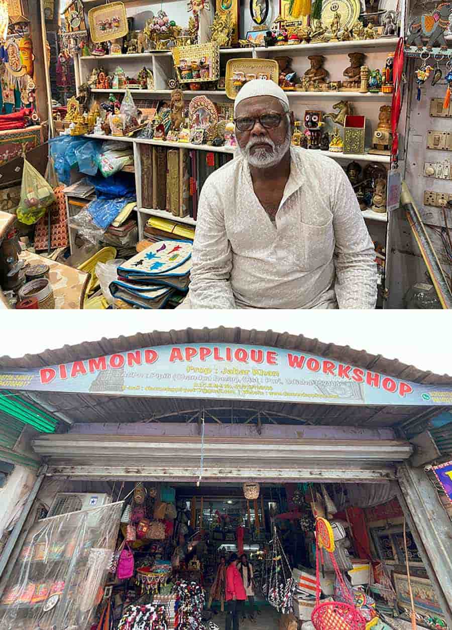 Speaking to My Kolkata, proprietor of Diamond Applique Workshop, Jabar Khan, said, ‘Today, more than 10,000 artists are making different kinds of Chandua handicrafts in Pipili. Besides applique, the artists also make wooden handicrafts’