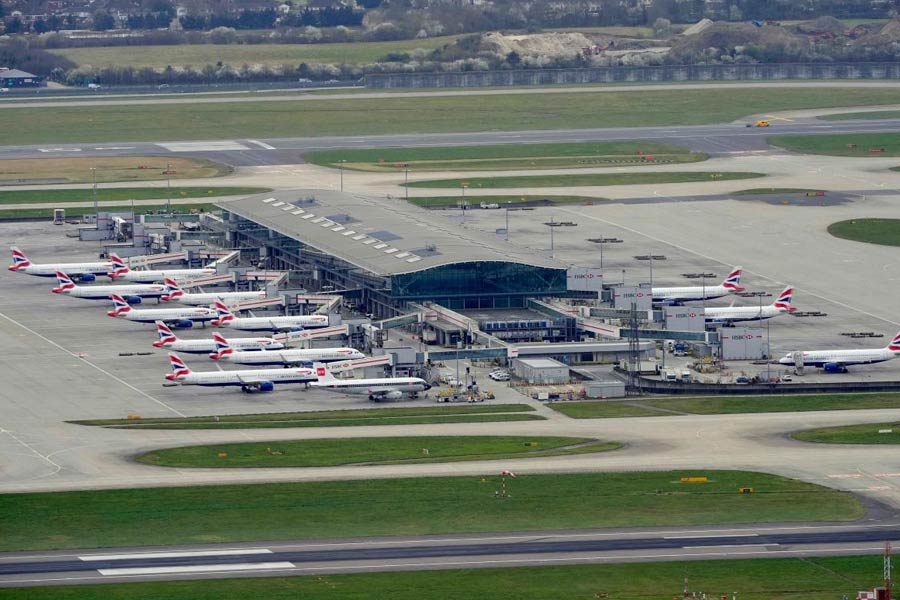 Heathrow power outage | First plane lands at Heathrow Airport after 18 ...