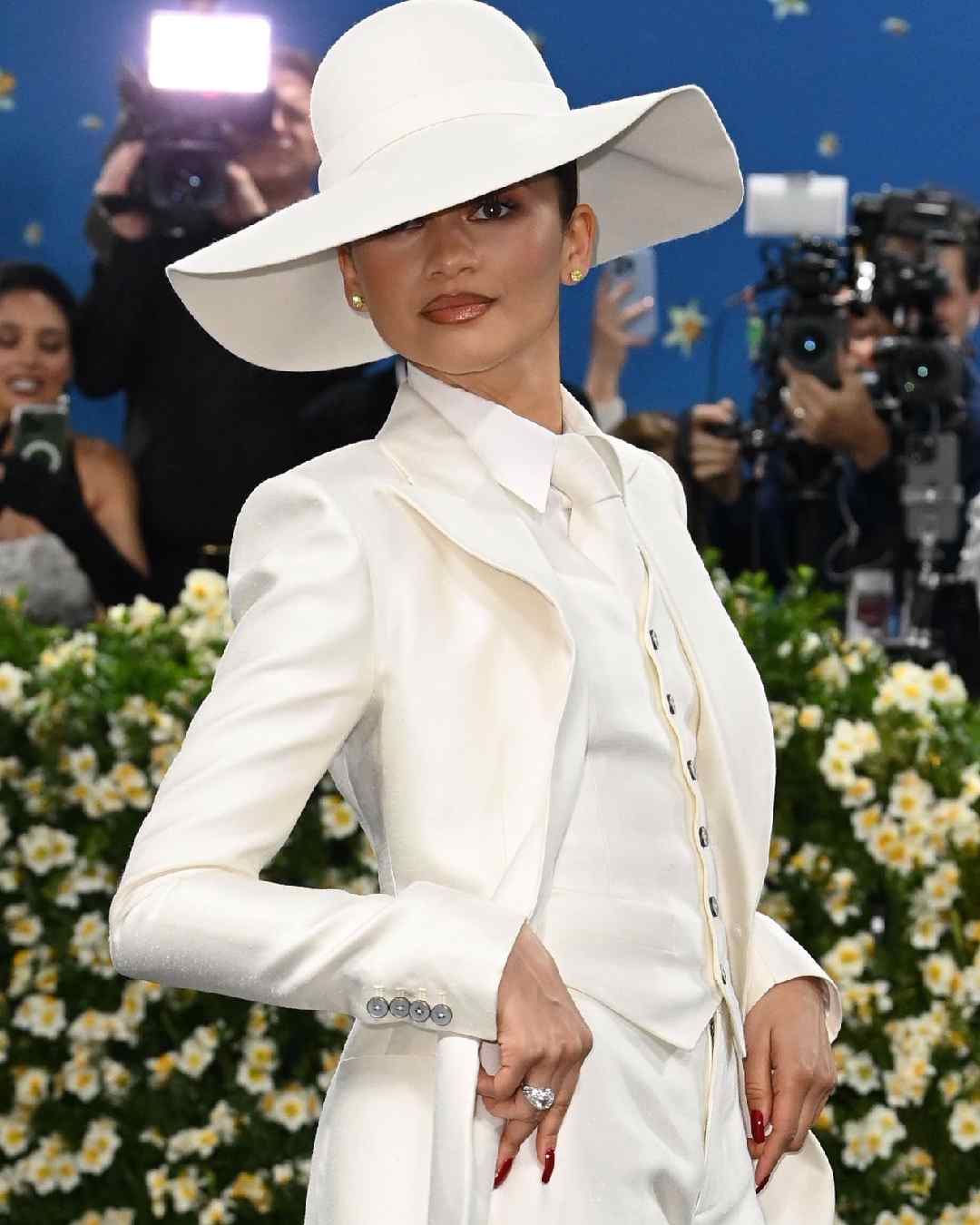 Zendaya exuded boss lady vibes in an all-white custom Louis Vuitton three-piece suit with a matching wide-brimmed hat. 
