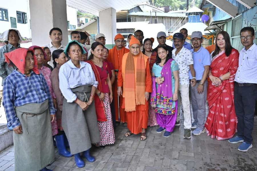 Swami Gautamanandaji Maharaj with workers and staff of the Makaibari estate