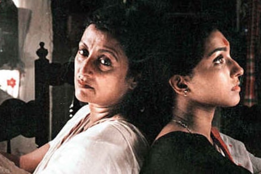 Paromitar Ek Din (2000)