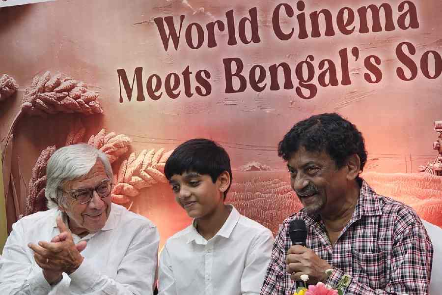 Producer Sergio Scapagnini is all ears as Goutam Ghose discusses his film Parikrama at Nandan, with the child actor who played Lala in the film sitted at the centre.