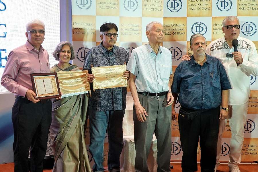 Derek O’ Brien and Francis Groser with Neil O’Brien’s Indian Quizzing Hall of Fame inductees