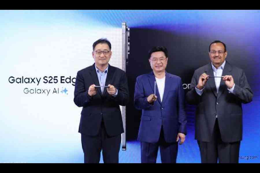(L-R) Soon Choi, corporate EVP, JB Park, president and CEO, and Raju Pullan, senior VP, Samsung India, launch the Galaxy S25 Edge in India