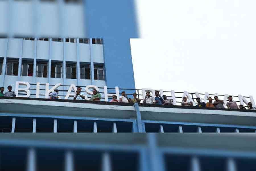 Dismissed teaching and non-teaching school employees atop Bikash Bhavan on Thursday evening. Pictures by Sanat Kr Sinha