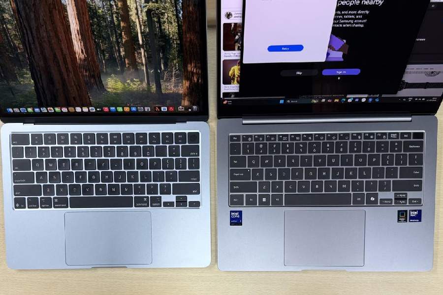 Apple MacBook Air (M4, 13-inch, left) versus Samsung Galaxy Book5 Pro