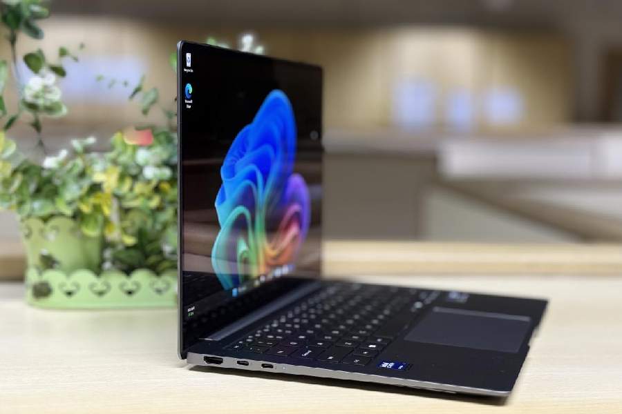 Thin laptops don’t usually have many ports, but you get a decent number here. On the left side, there are a pair of USB-C ports and an HDMI port, along with a headphone jack, a microSD card slot and one USB-A port on the right