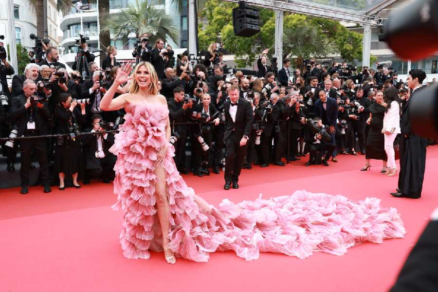 Heidi Klum defied the no-train rule in a sweeping floral Elie Saab gown with a thigh-high slit — topped off with Lorraine Schwartz jewels.