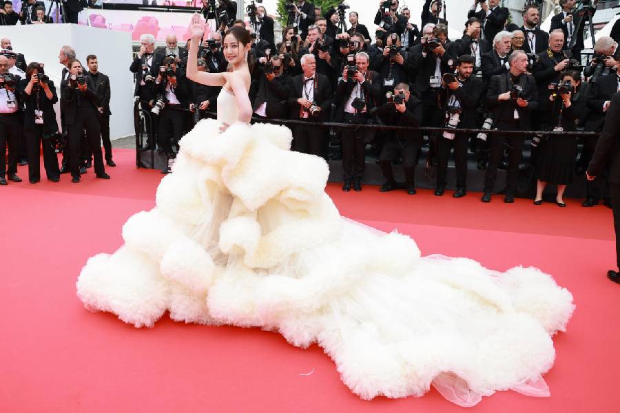 Chinese actor Wan QianHui in a cloud-like dress with a visibly magnanimous train on day one of the festival.