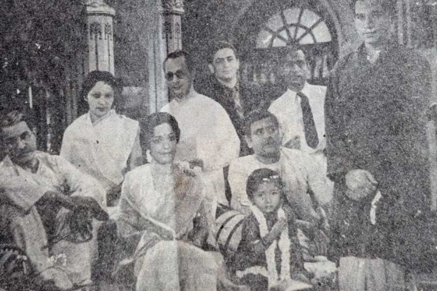 Majumdar with Raj Kapoor on the set of ‘Char Ankhen’ (1946). Kapoor had served as an assistant director for the film