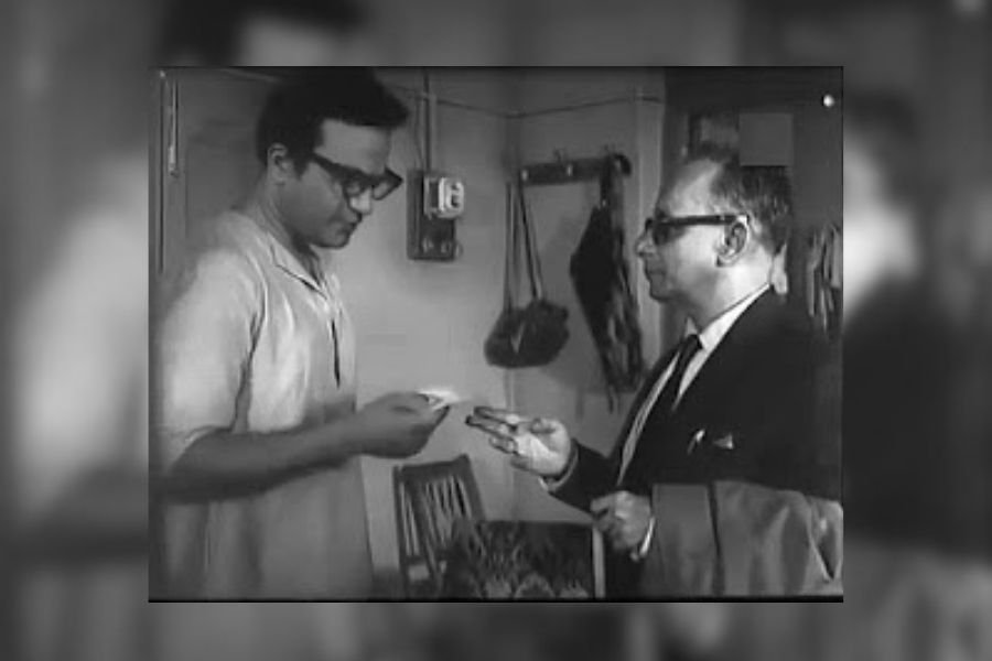 Uttam Kumar and Majumdar in Satyajit Ray’s ‘Chiriakhana’ (1967)