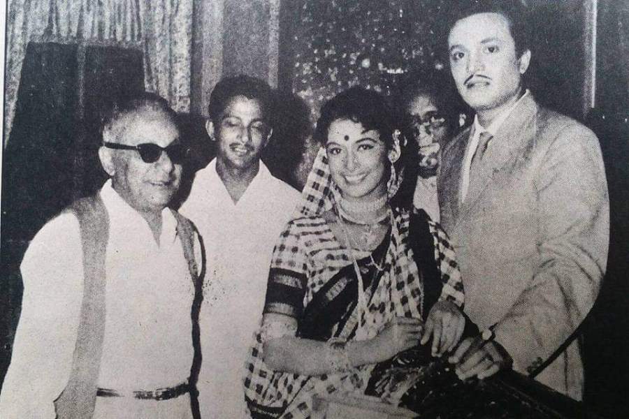 Uttam Kumar and Supriya Devi with Majumdar during the shooting of ‘Lal Patthar’ (1964)
