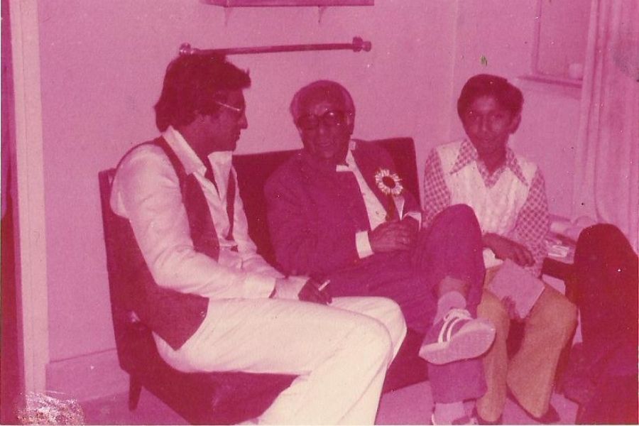  (Left to right): Vinod Khanna, Majumdar and a young Sanjay Mishra