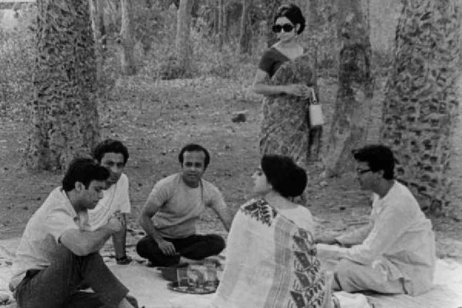 A scene from the film Aranyer Din Ratri